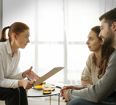 Психолог разговаривает с мужчиной и женщиной